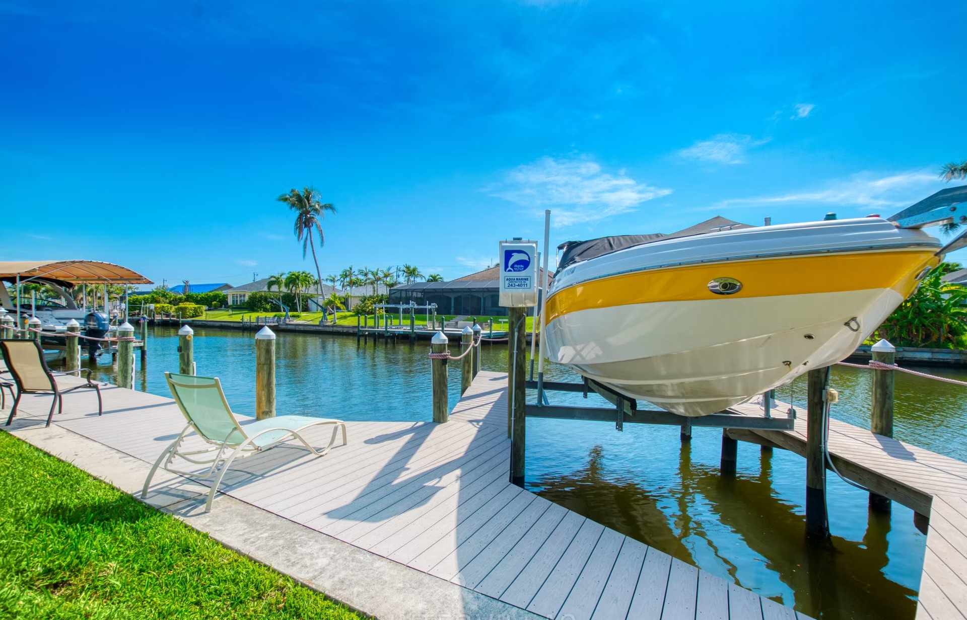 Beheizter Pool mit Liegen und Blick auf den Kanal.