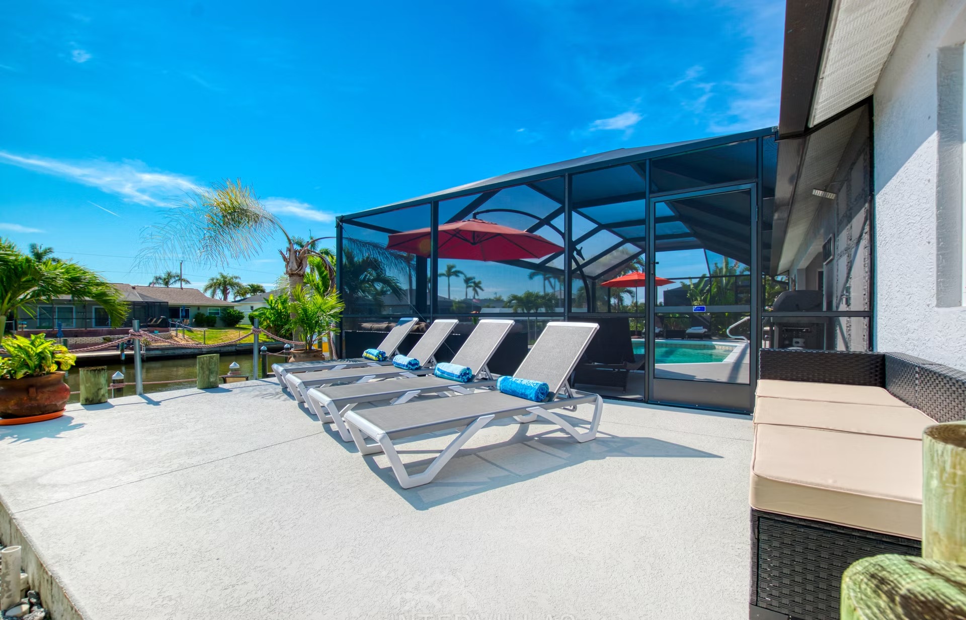 Beheizter Pool mit Liegen und überdachtem Sitzbereich am Kanal.