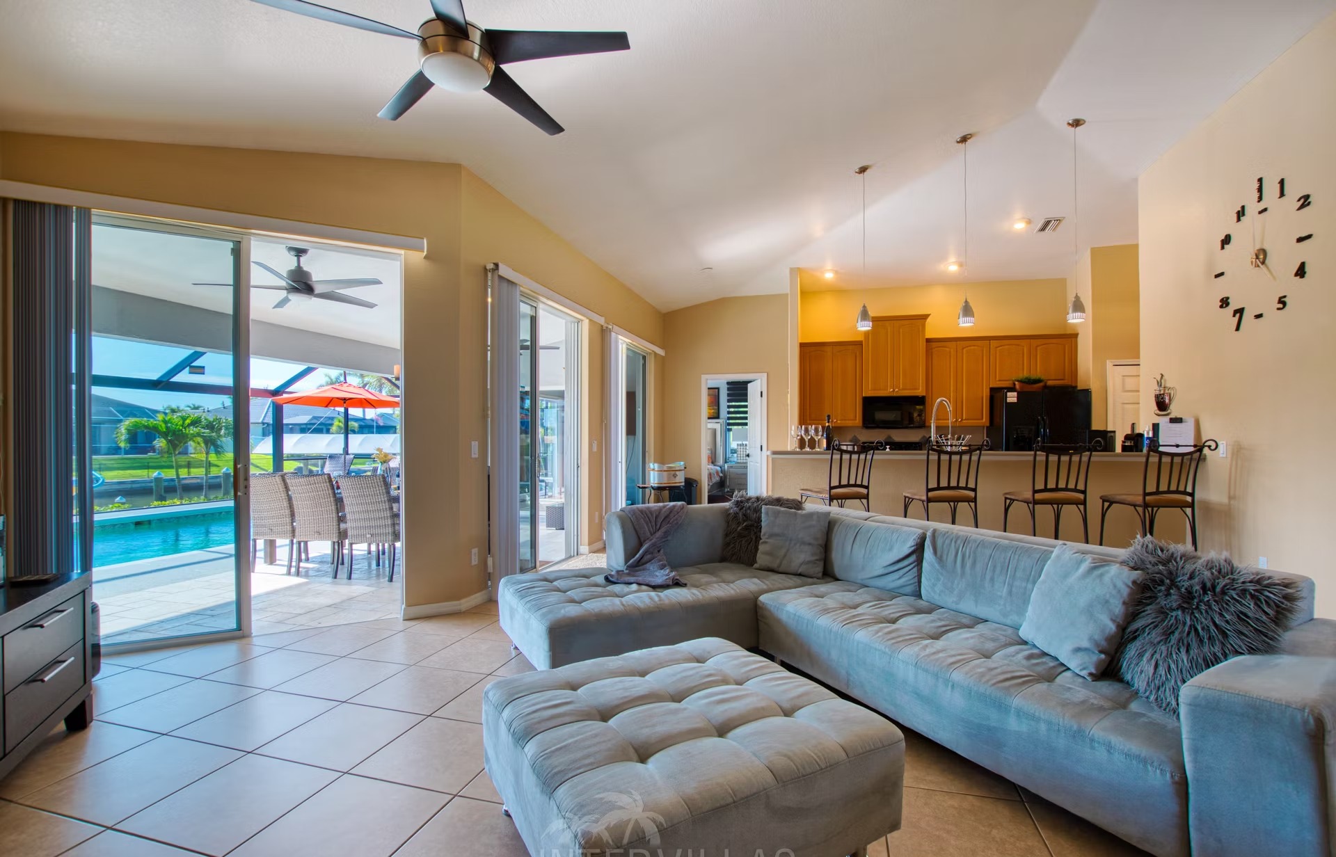 Beheizter Pool mit Liegen und überdachtem Sitzbereich am Kanal mit privatem Bootsdock.