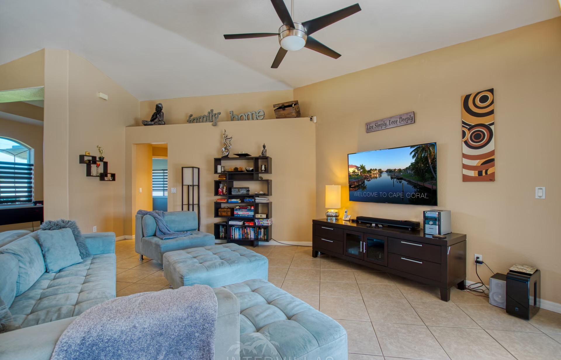 Beheizter Pool mit Liegen und Blick auf den Kanal.