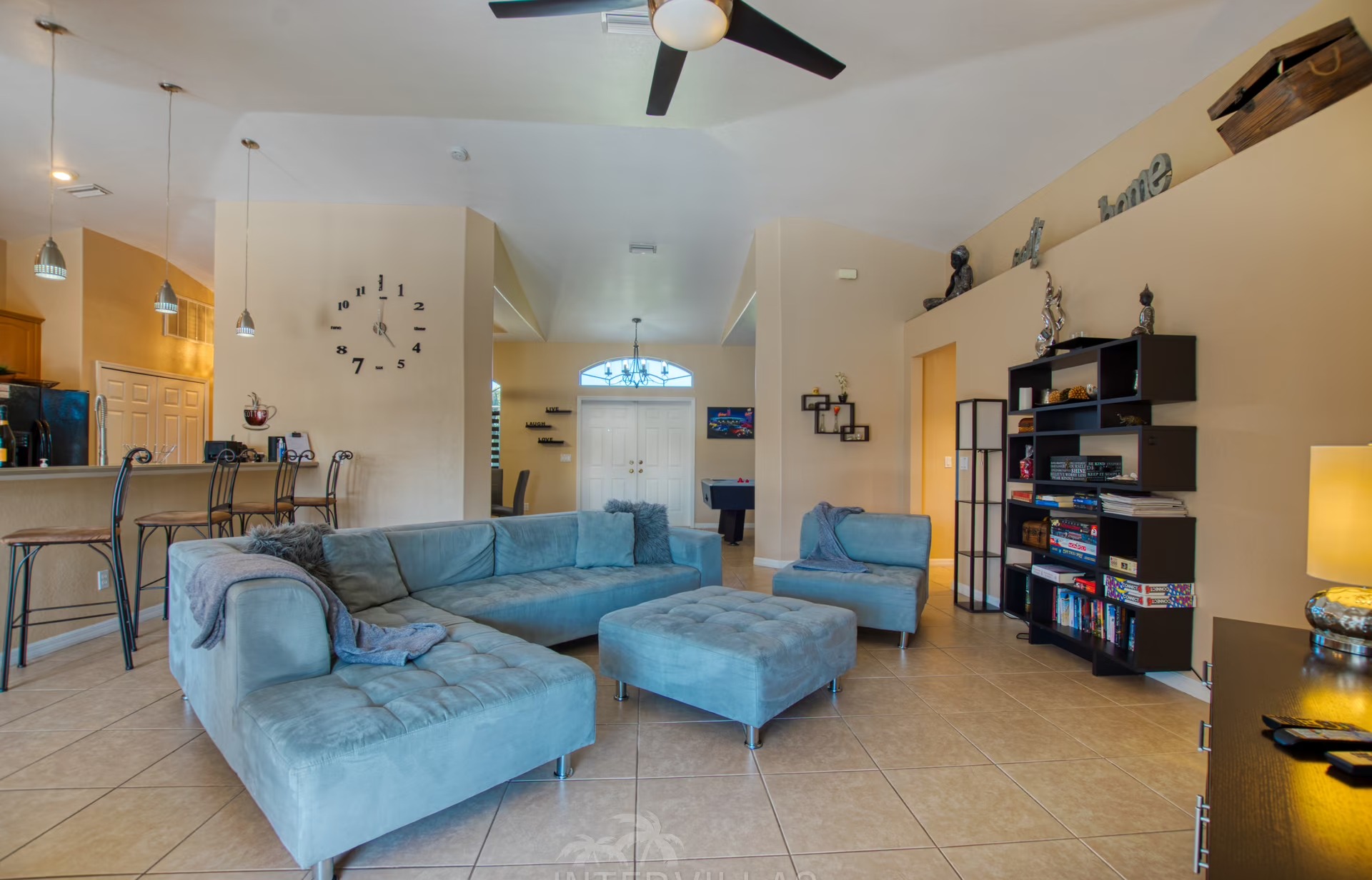 Beheizter Pool mit Liegen und überdachtem Sitzbereich am Kanal.