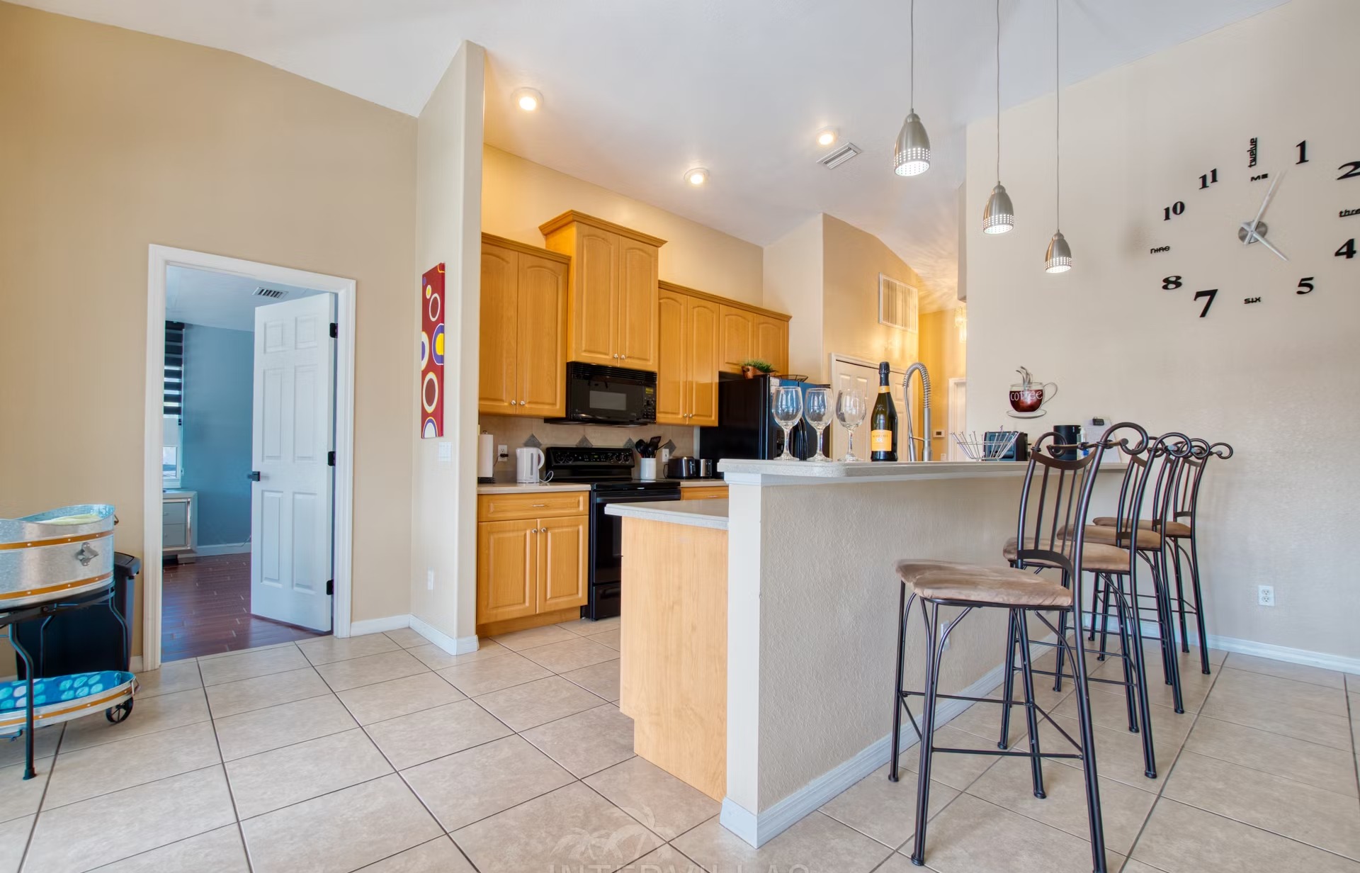 Beheizter Pool mit Liegen und Blick auf den Kanal.