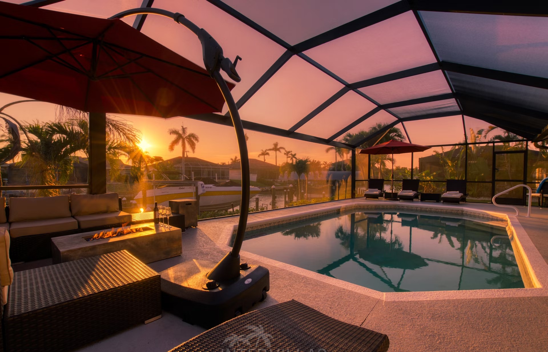 Villa am Kanal mit beheiztem Pool und privatem Bootsdock.