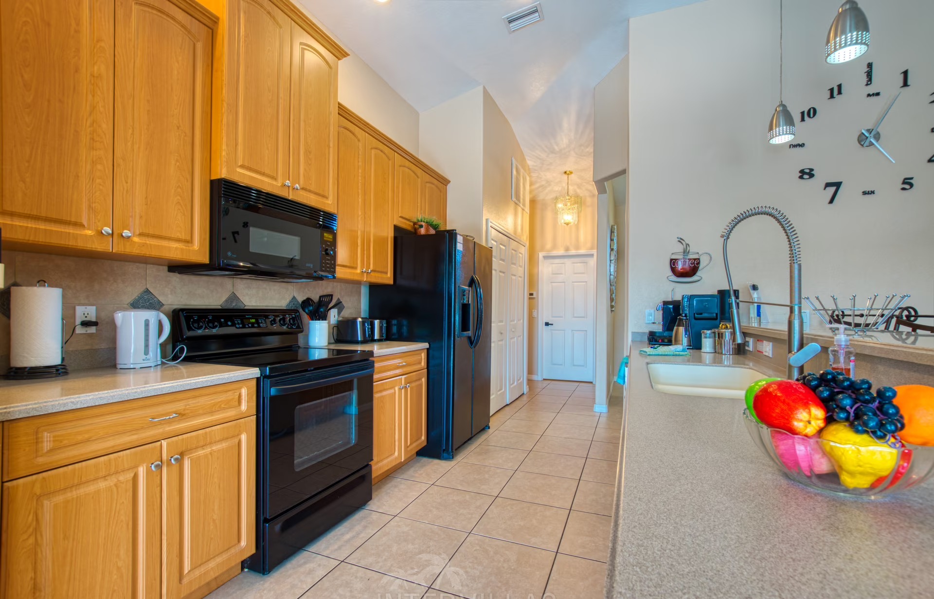 Stilvolle Villa am Kanal mit beheiztem Pool und privatem Bootsdock.