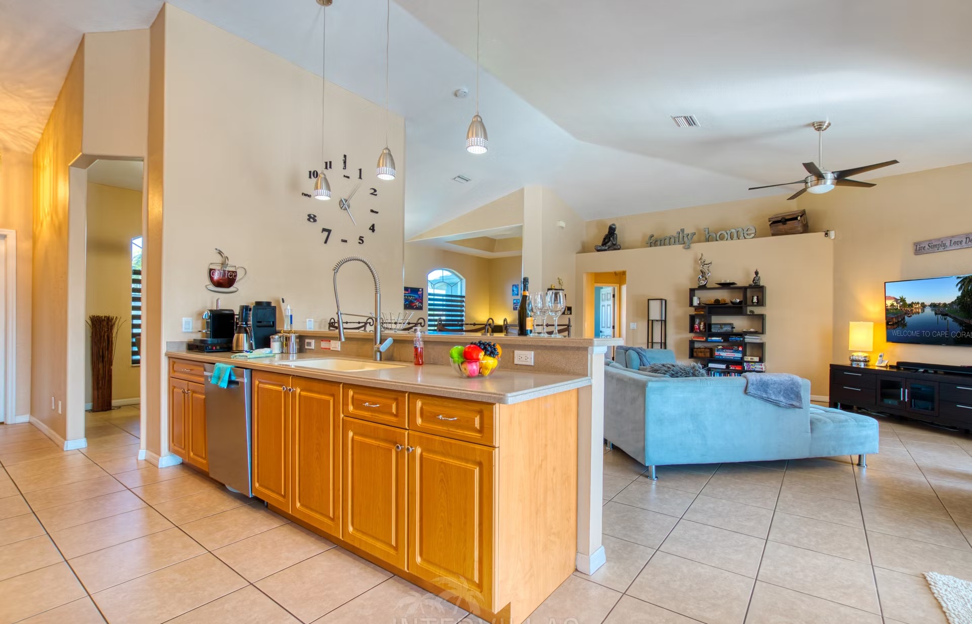 Beheizter Pool mit Liegen und überdachtem Sitzbereich am Kanal.