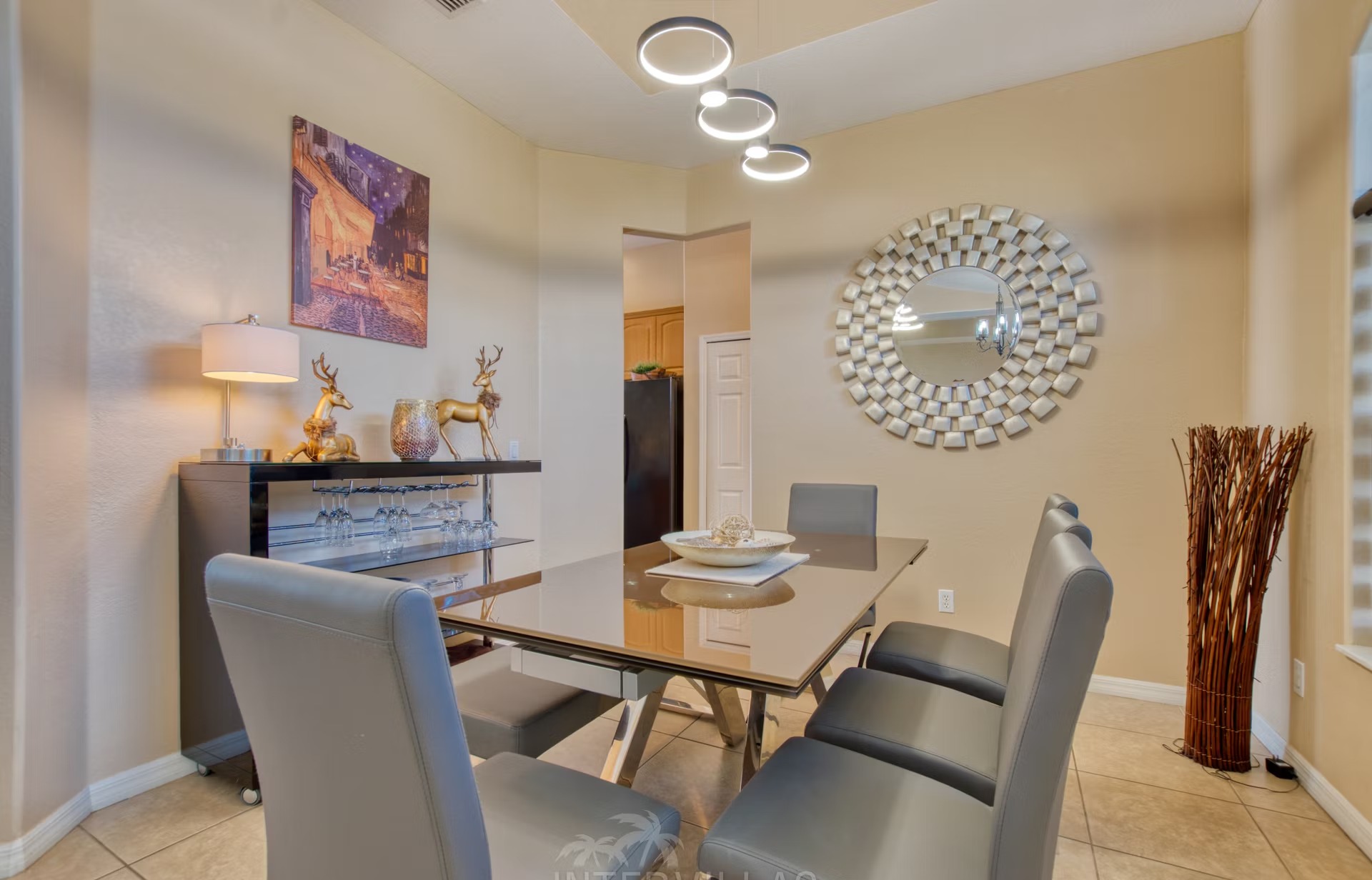 Beheizter Pool mit Liegen und Blick auf den Kanal.