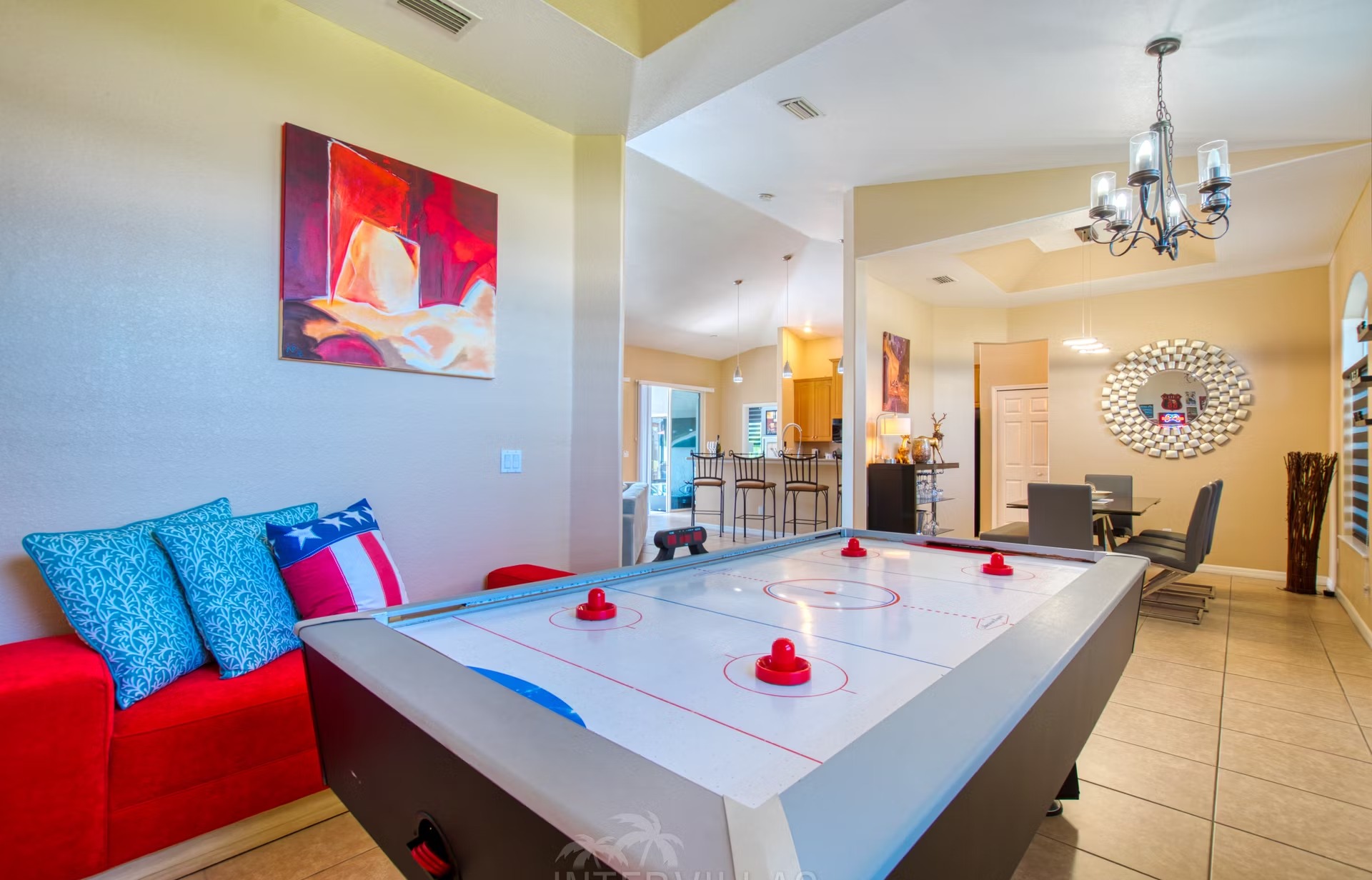 Beheizter Pool mit Liegen und überdachtem Sitzbereich am Kanal.