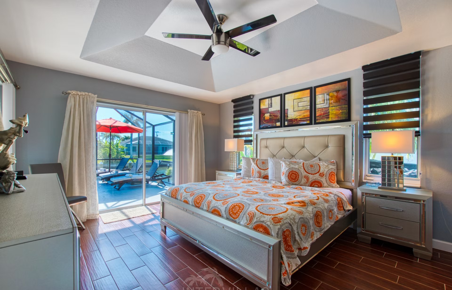 Beheizter Pool mit Liegen und überdachtem Sitzbereich am Kanal.