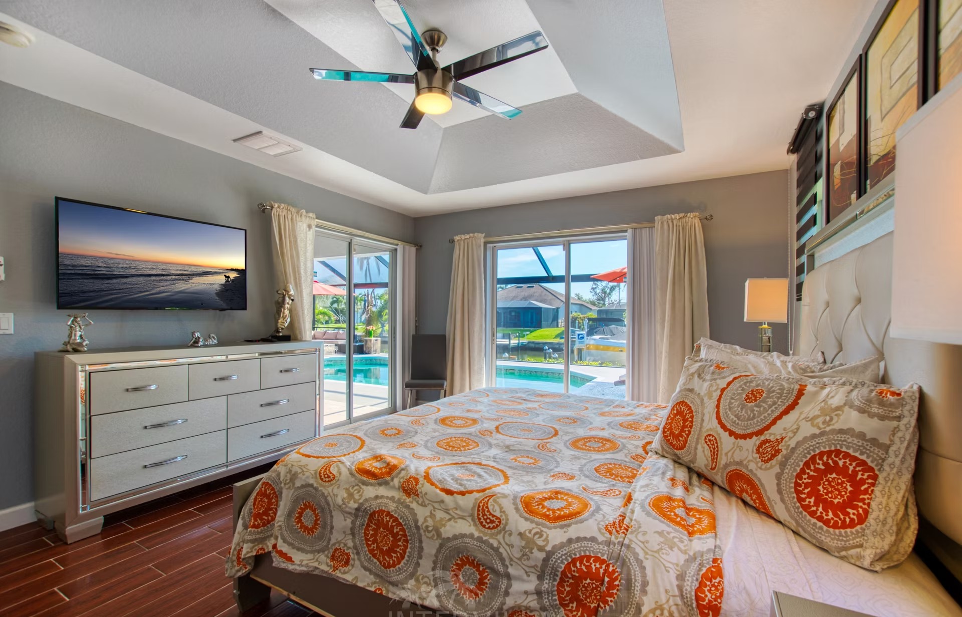 Beheizter Pool mit Liegen und überdachtem Sitzbereich am Kanal.