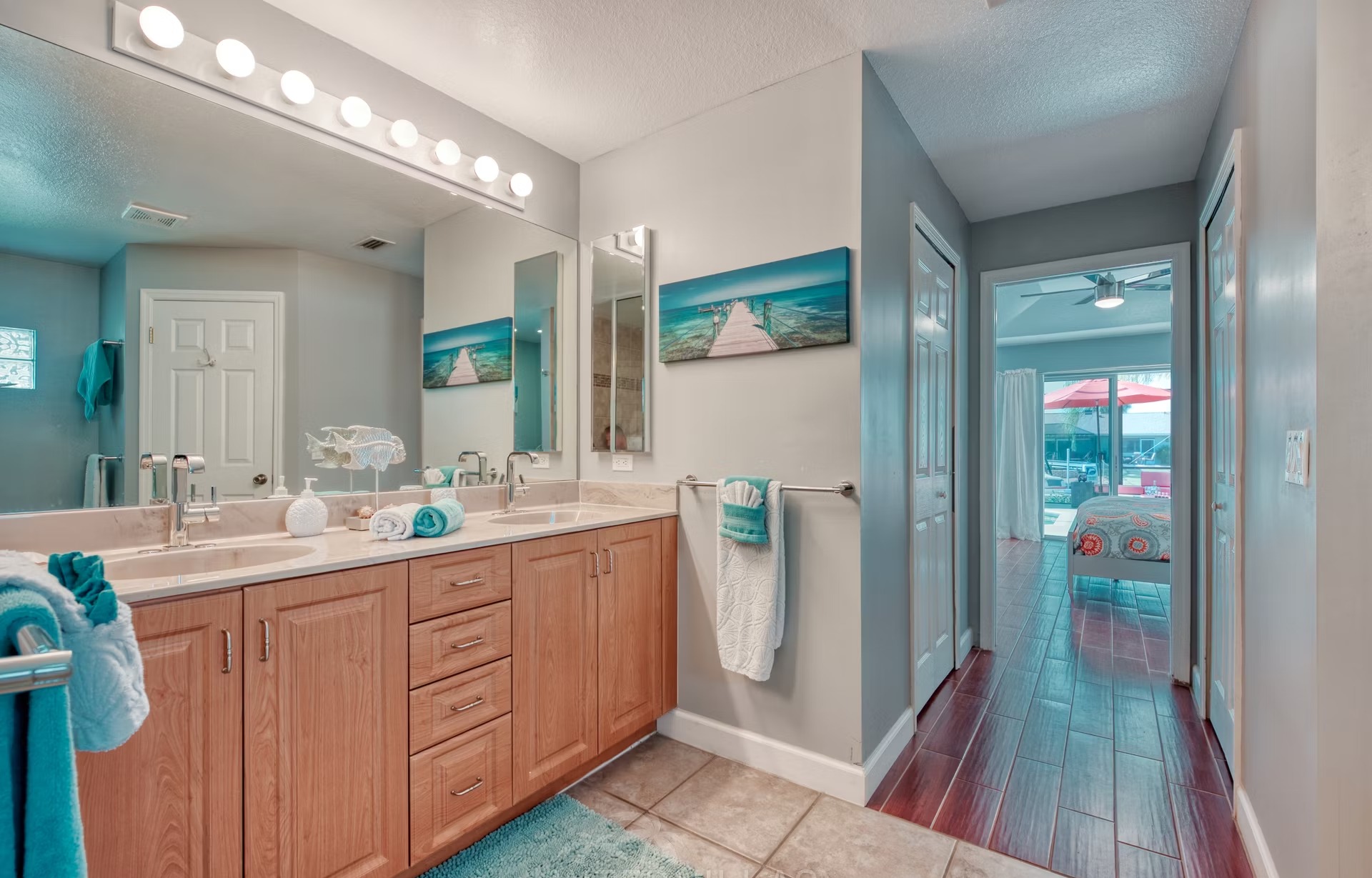 Beheizter Pool mit Liegen und überdachtem Sitzbereich am Kanal mit privatem Bootsdock.