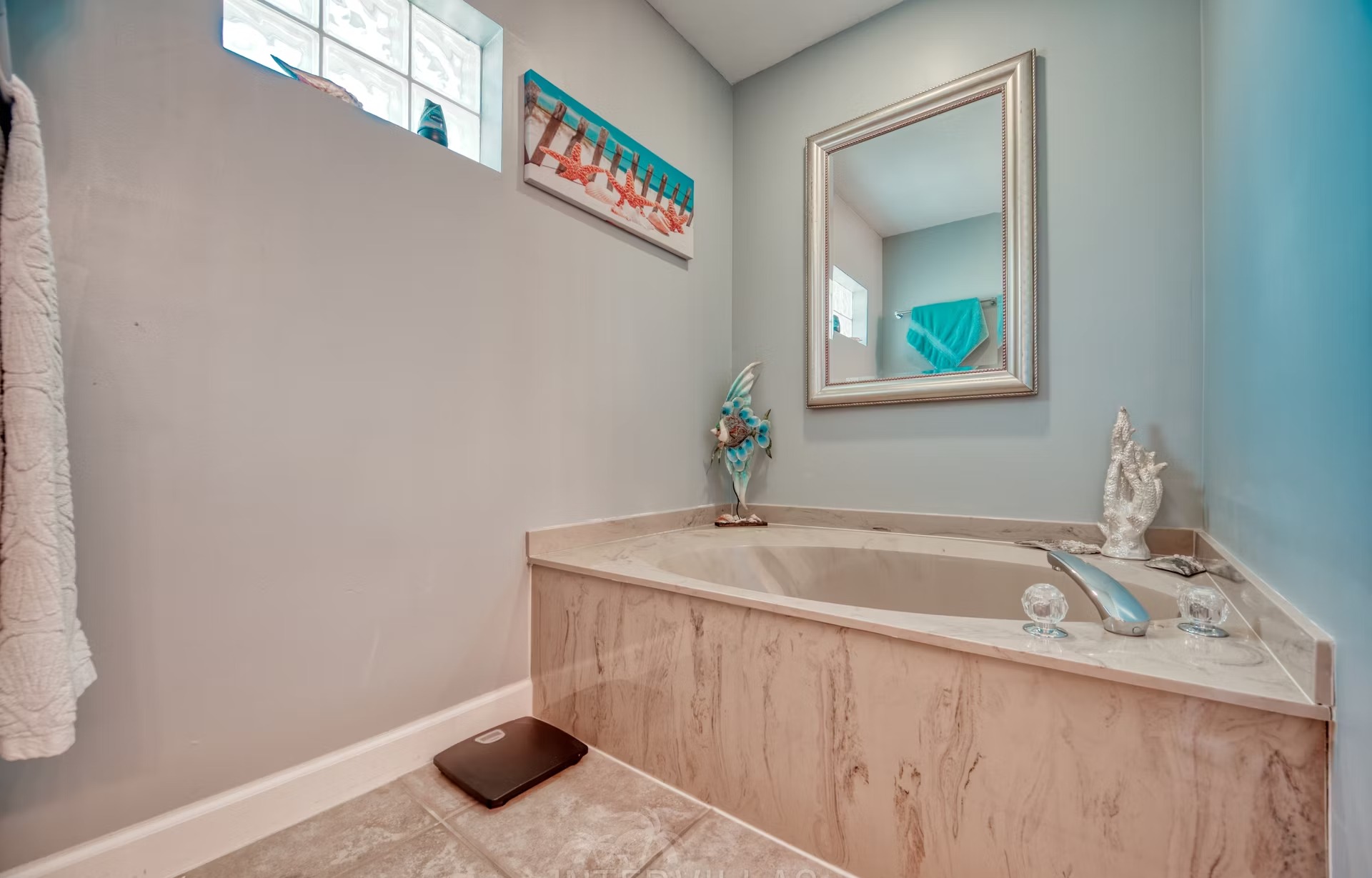 Beheizter Pool mit Liegen und Blick auf den Kanal.