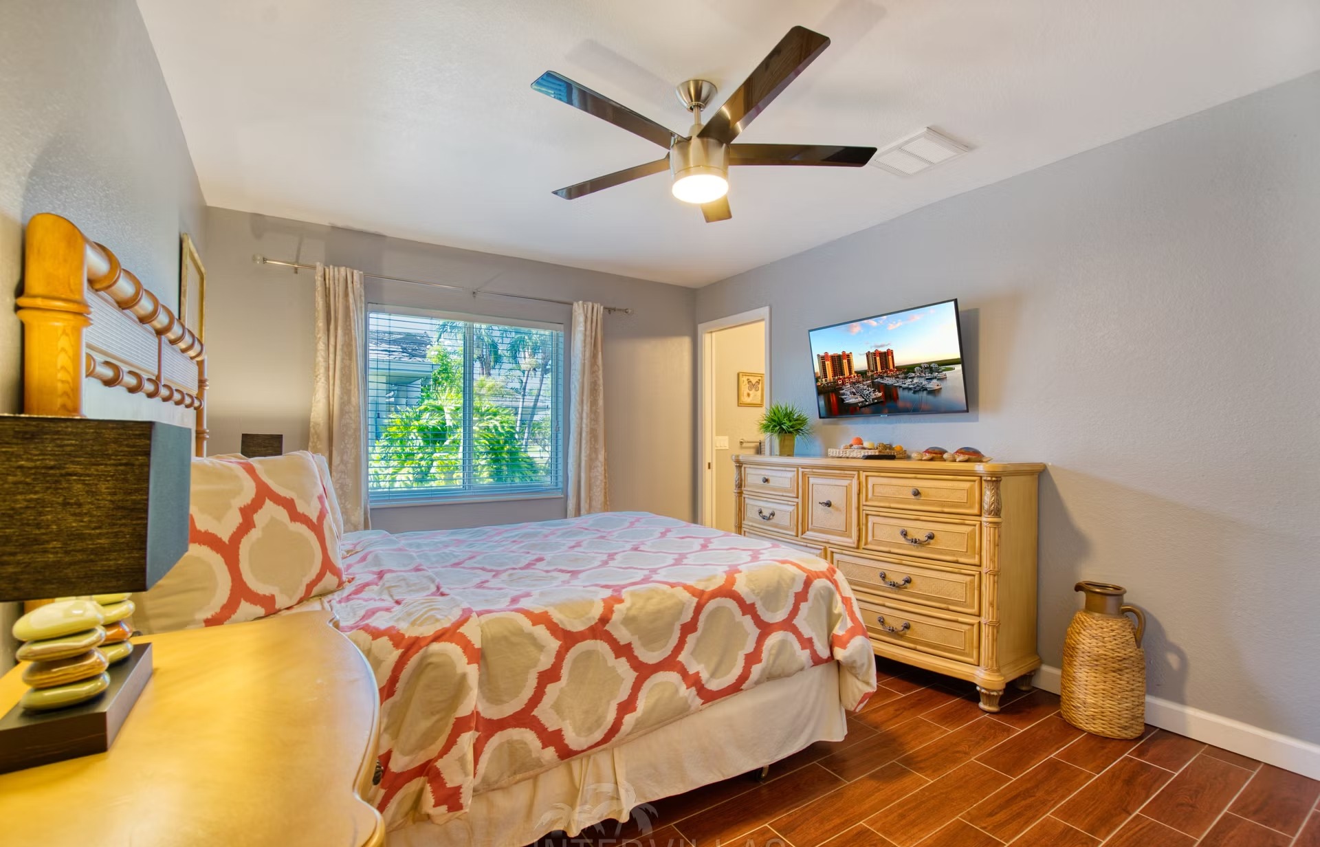 Beheizter Pool mit Liegen und Blick auf den Kanal.