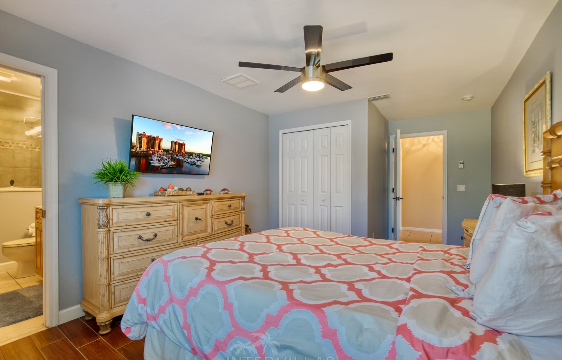 Beheizter Pool mit Liegen und Blick auf den Kanal.