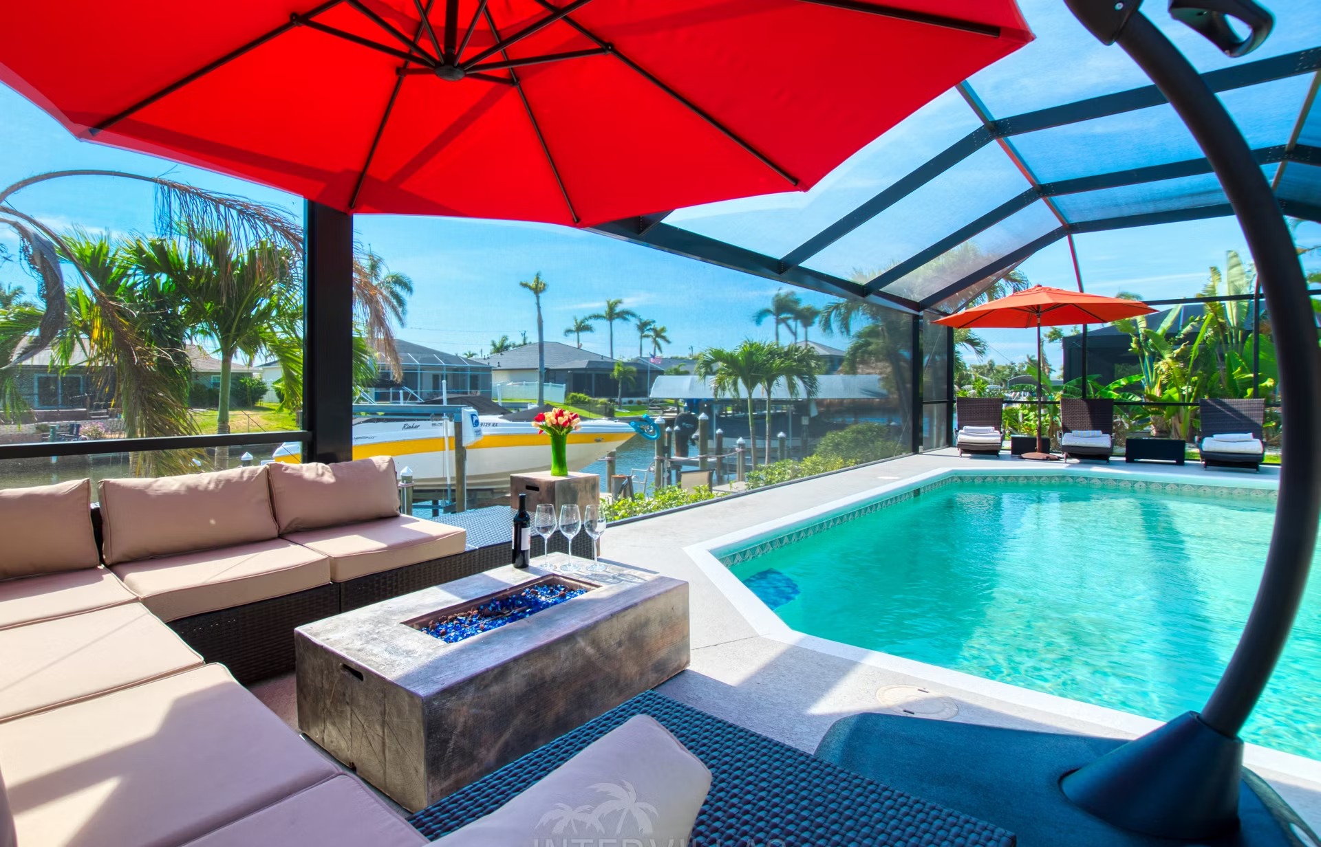 Beheizter Pool mit Liegen und Blick auf den Kanal.