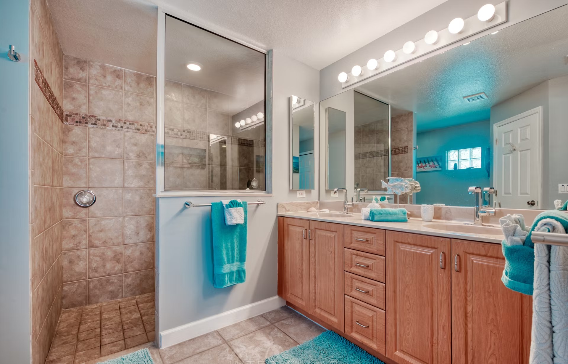 Beheizter Pool mit Liegen und überdachtem Sitzbereich am Kanal mit privatem Bootsdock.