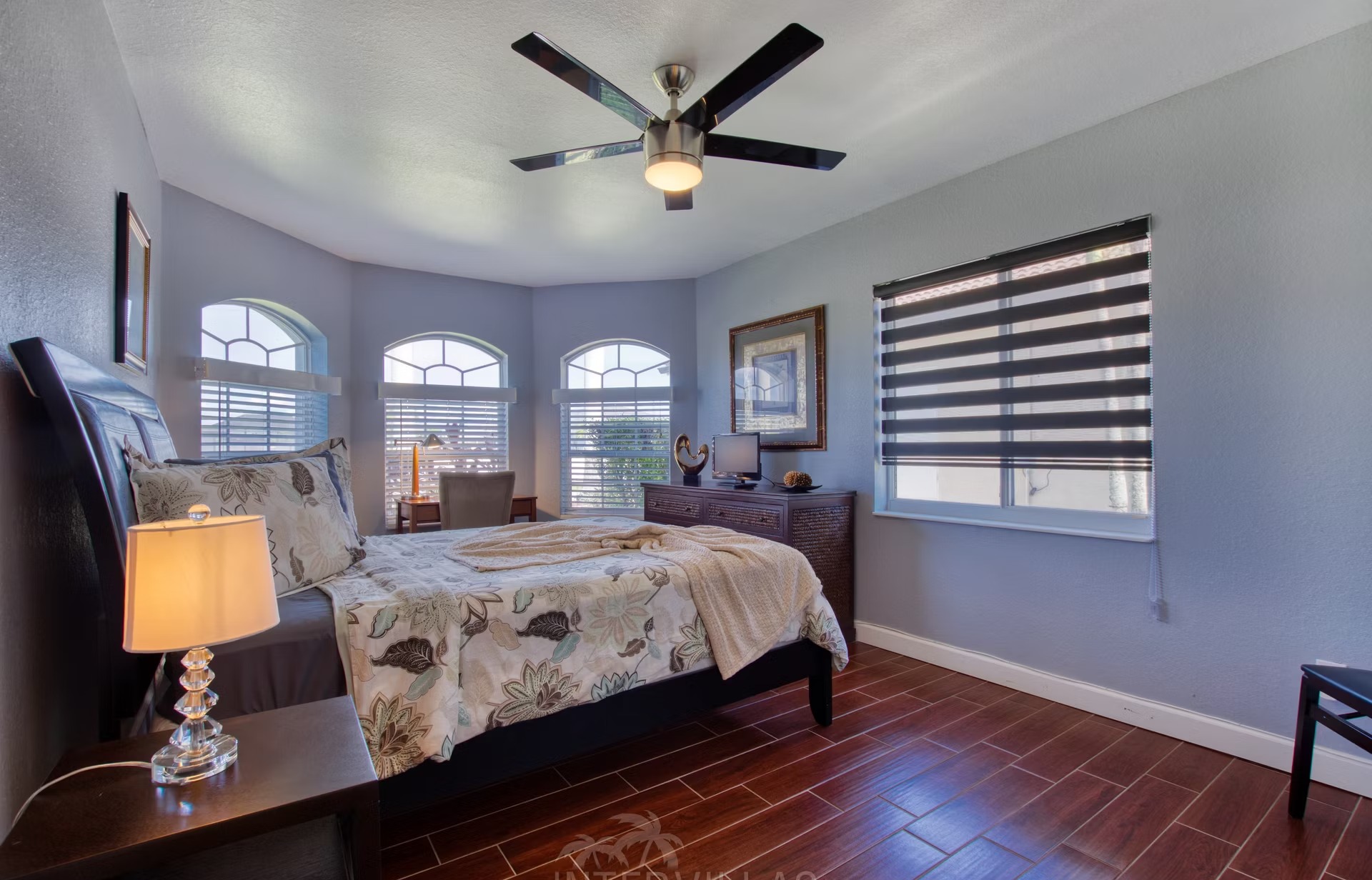 Beheizter Pool mit Liegen und überdachtem Sitzbereich am Kanal mit privatem Bootsdock.