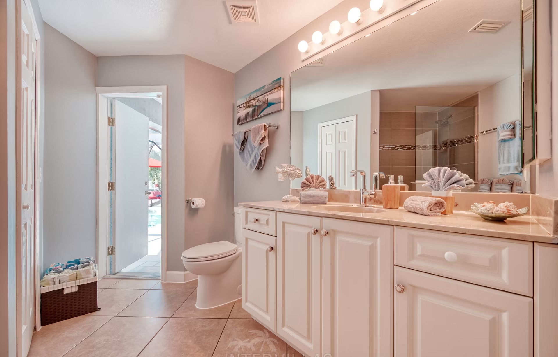 Beheizter Pool mit Liegen und überdachtem Sitzbereich am Kanal mit privatem Bootsdock.