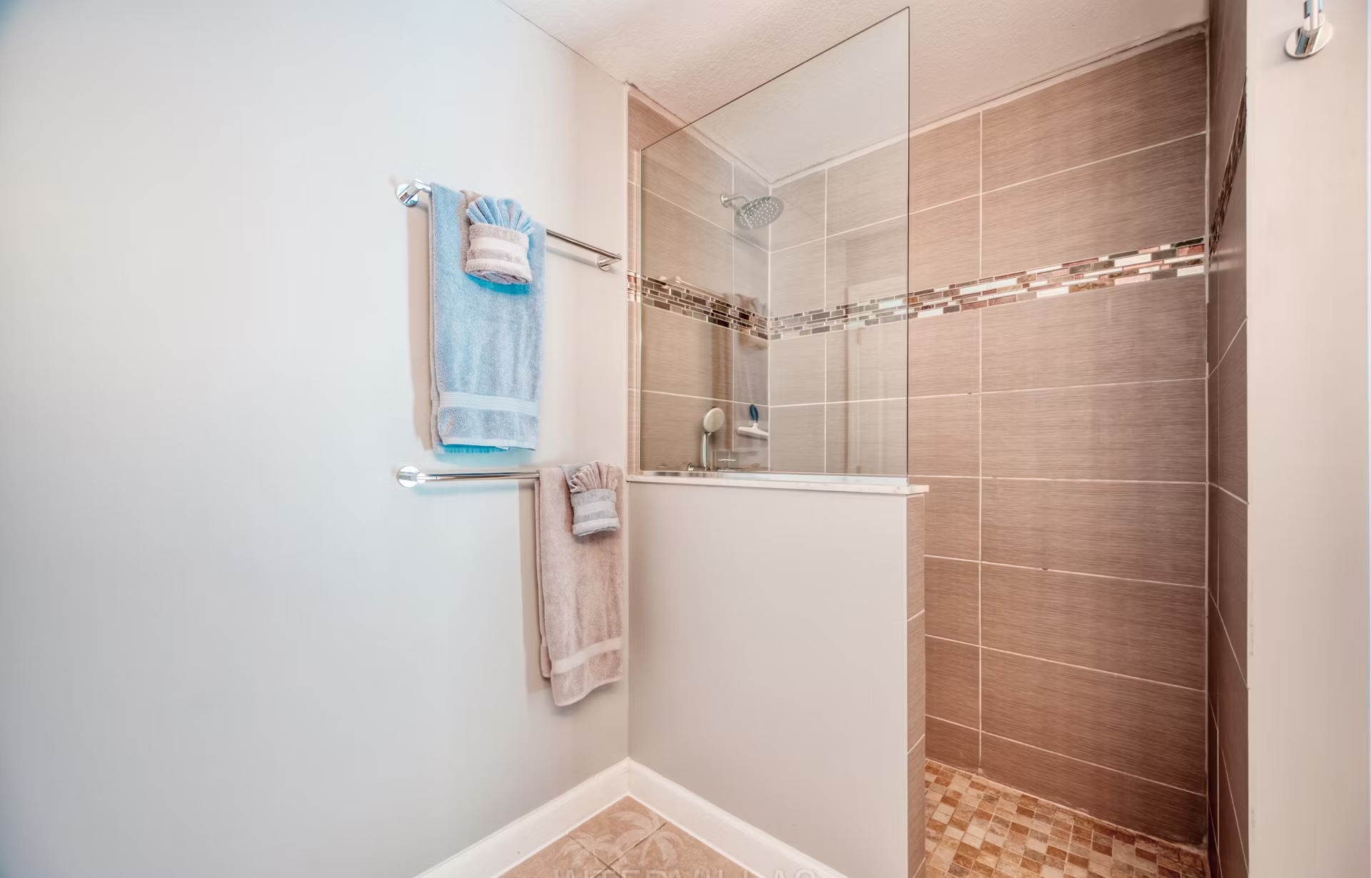 Beheizter Pool mit Liegen und überdachtem Sitzbereich am Kanal.