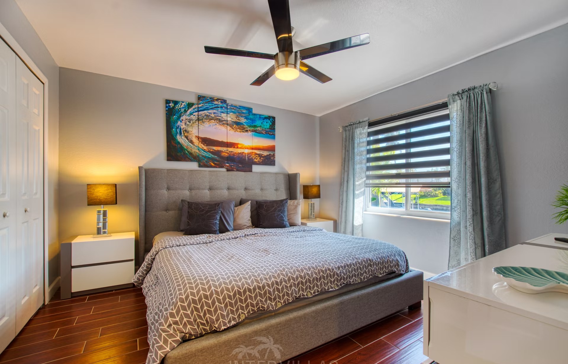 Beheizter Pool mit Liegen und überdachtem Sitzbereich am Kanal.