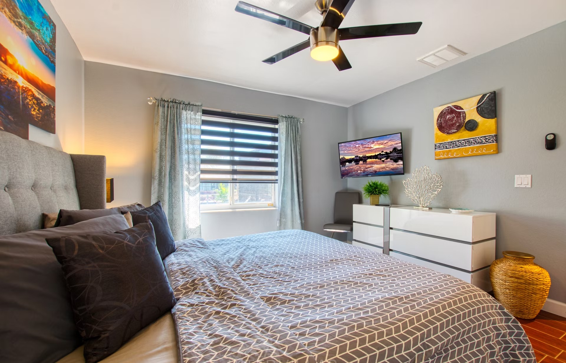 Beheizter Pool mit Liegen und Blick auf den Kanal.