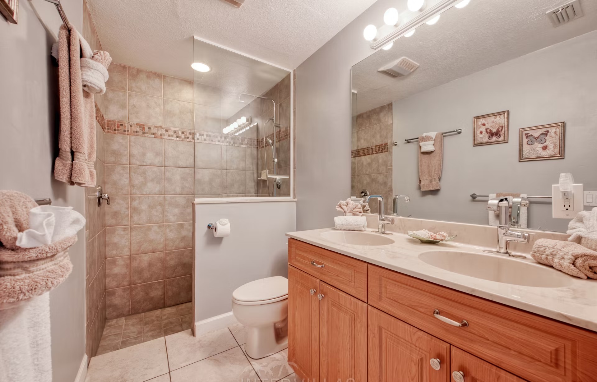 Elektrisch beheizter Pool mit Liegen und überdachtem Sitzbereich am Kanal mit privatem Bootsdock.