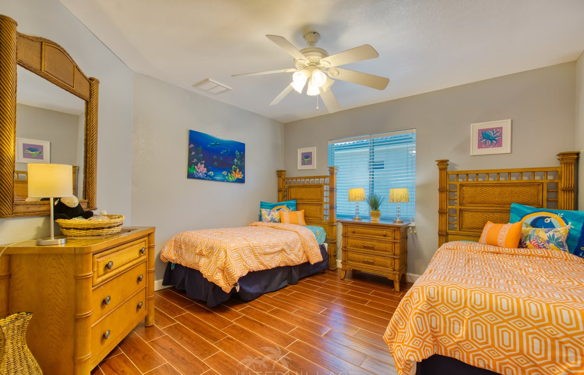 Beheizter Pool mit Liegen und überdachtem Sitzbereich am Kanal.