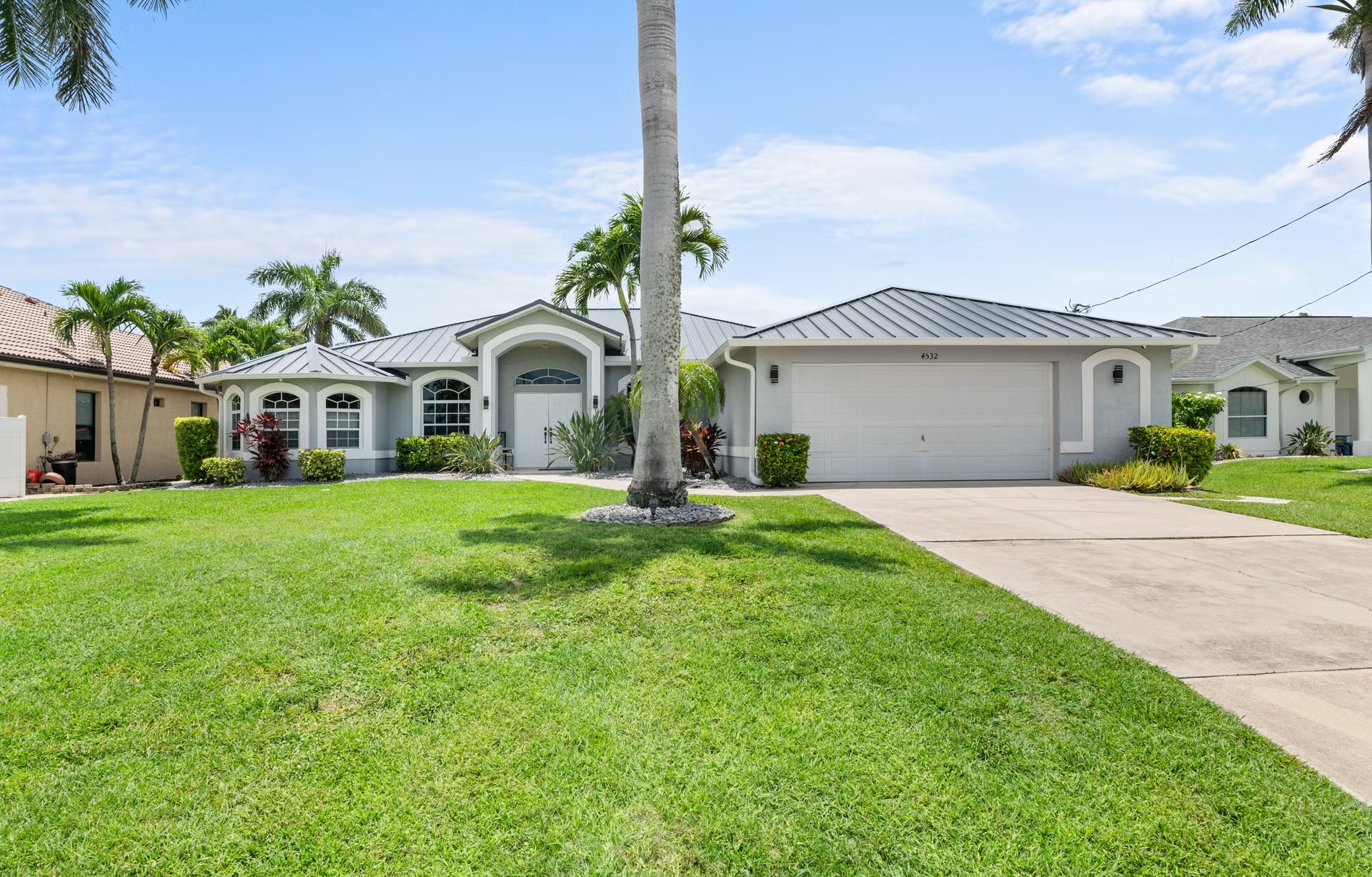 Beheizter Pool mit Liegen und Blick auf den Kanal am privaten Bootsdock.