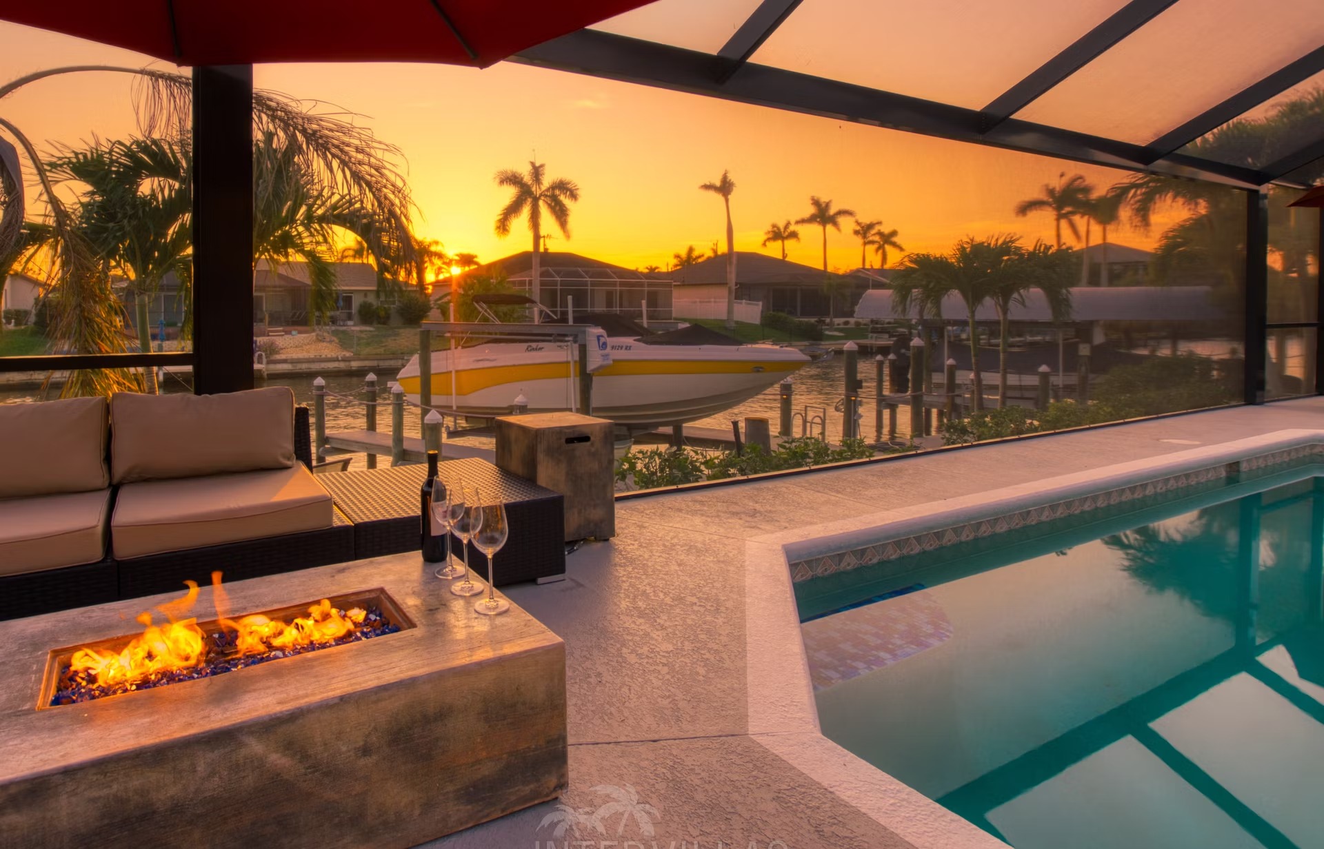 Beheizter Pool mit Liegen und überdachtem Sitzbereich am Kanal mit privatem Bootsdock.