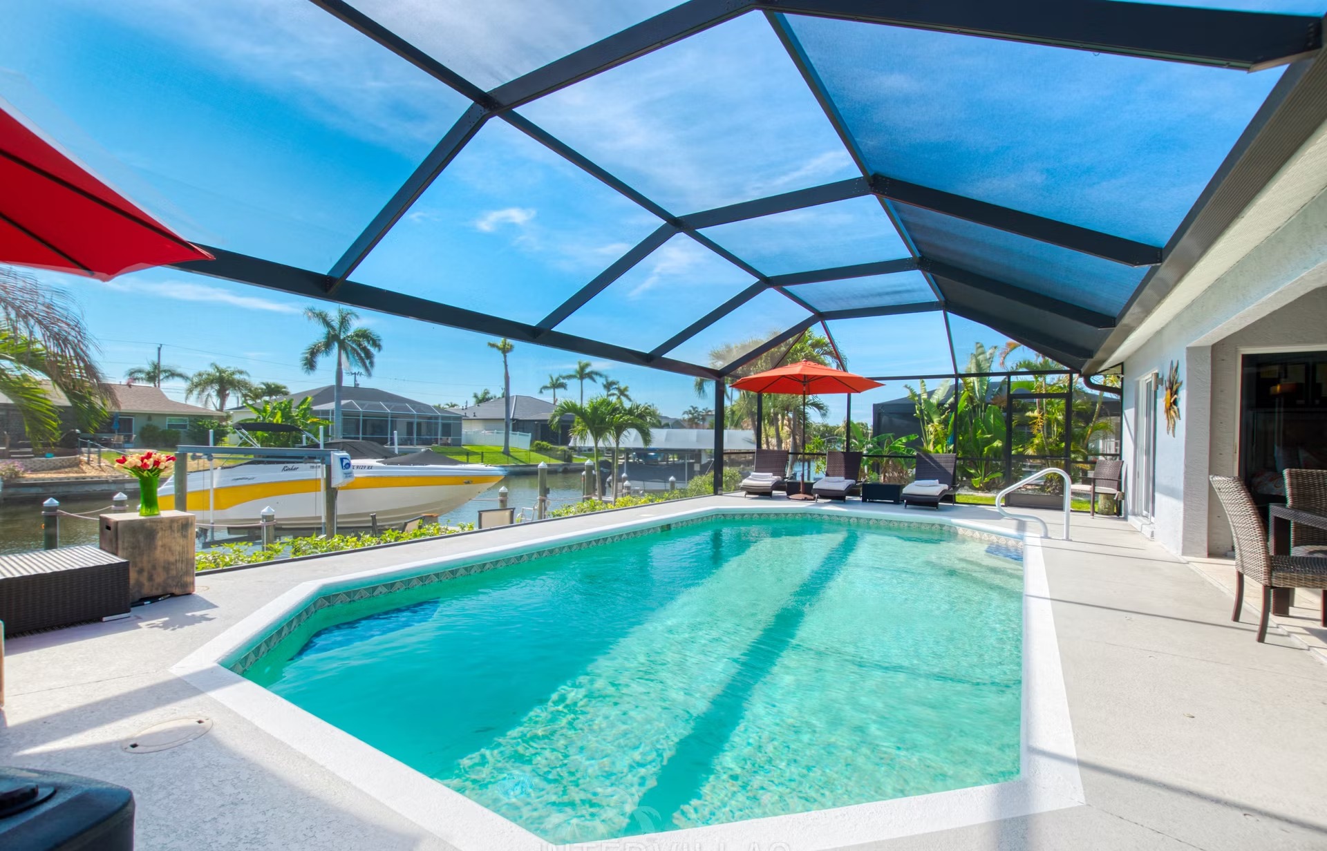 Beheizter Pool mit Liegen und Blick auf den Kanal.