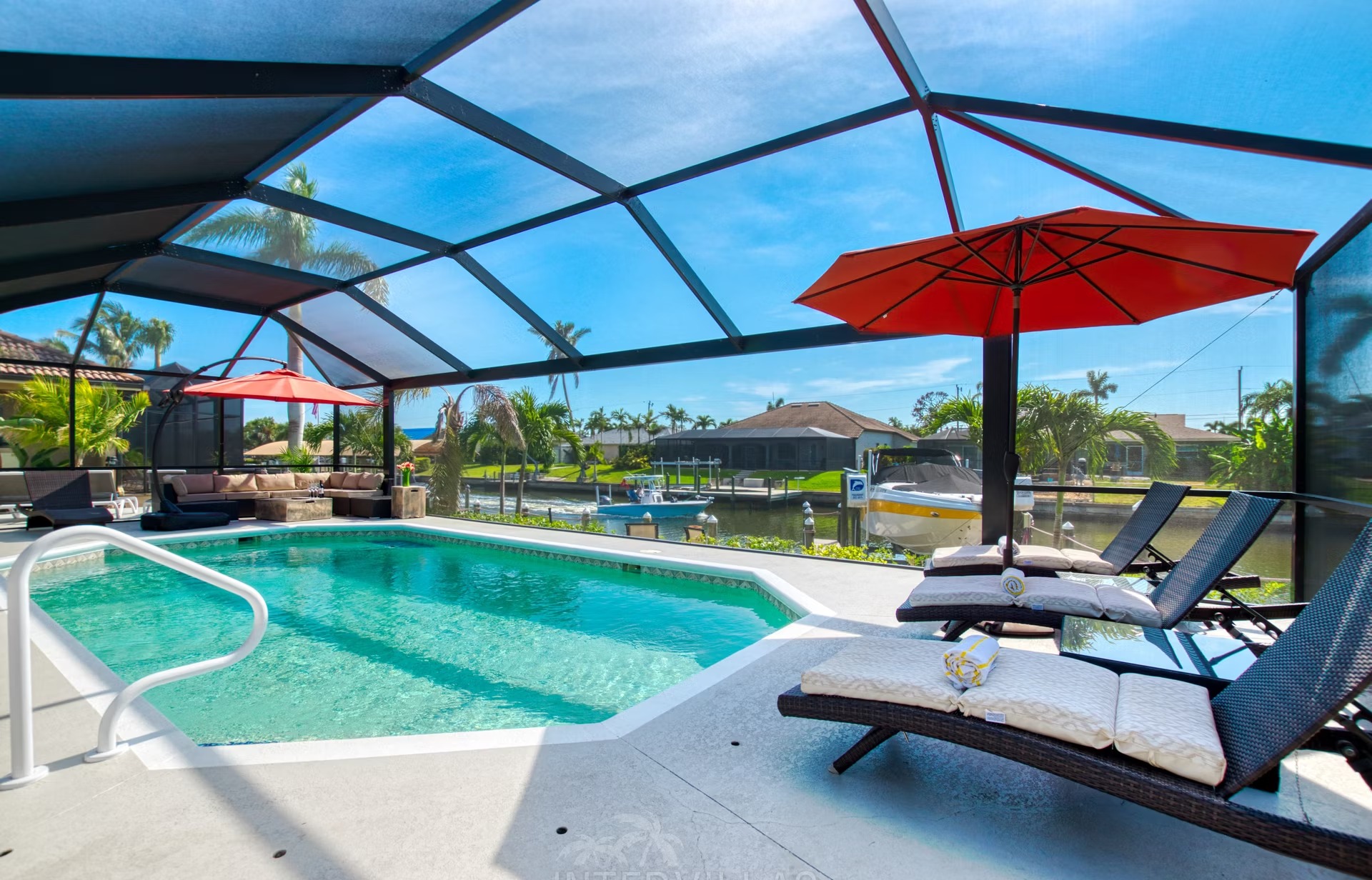 Beheizter Pool mit Liegen und Blick auf den Kanal.