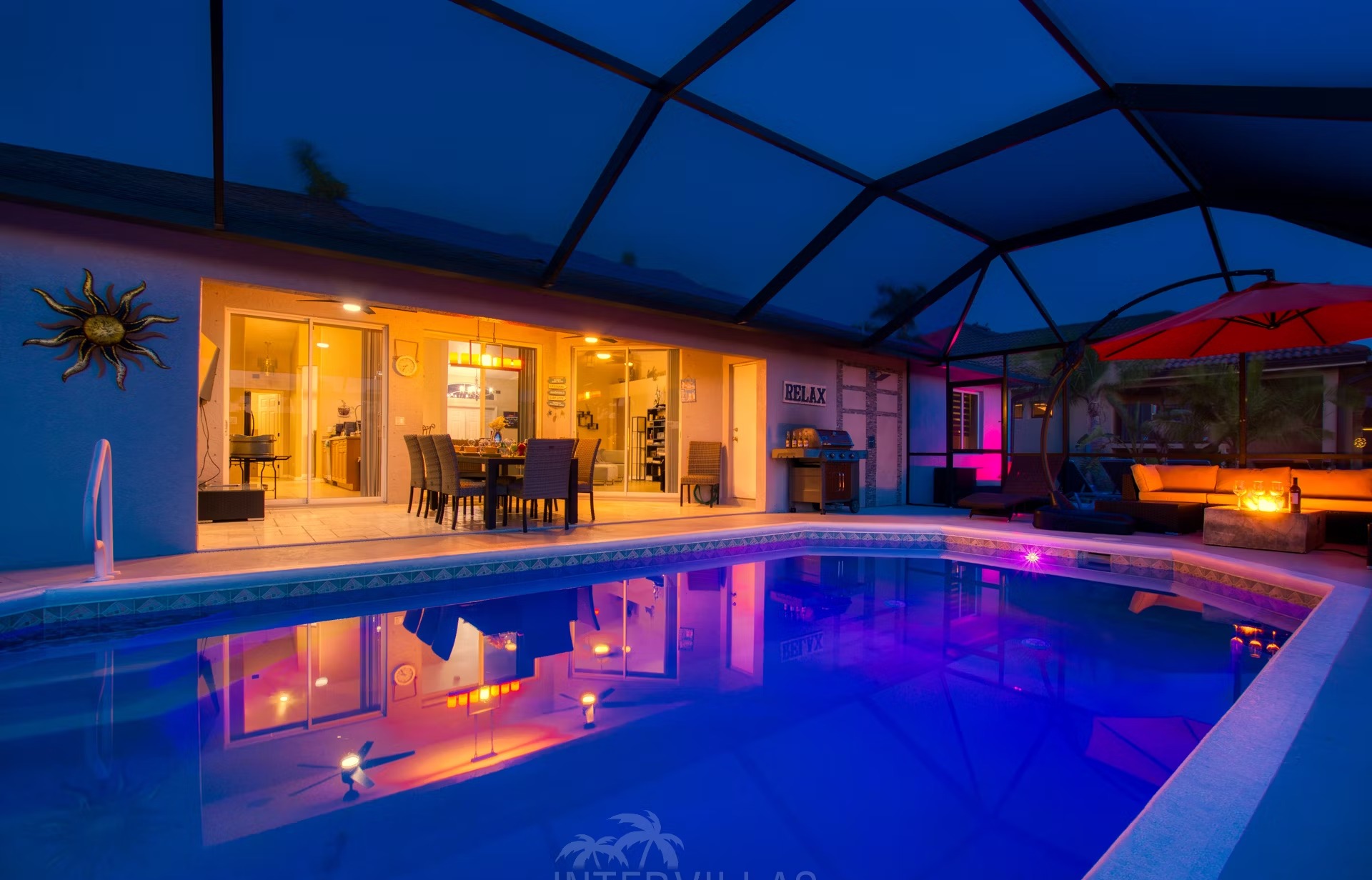 Beheizter Pool mit Liegen und Blick auf den Kanal.