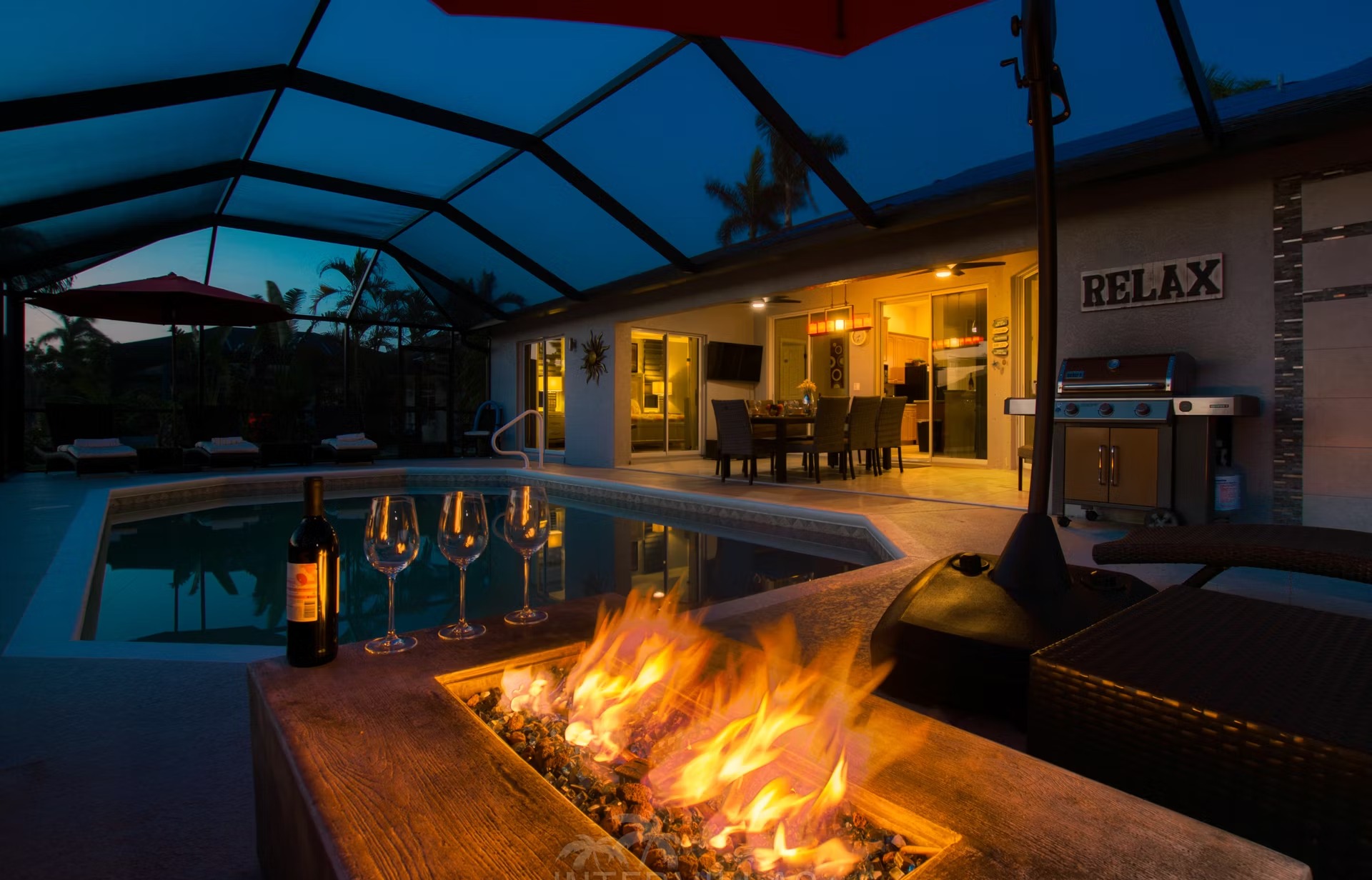 Beheizter Pool mit Liegen und überdachtem Sitzbereich am Kanal mit privatem Bootsdock.