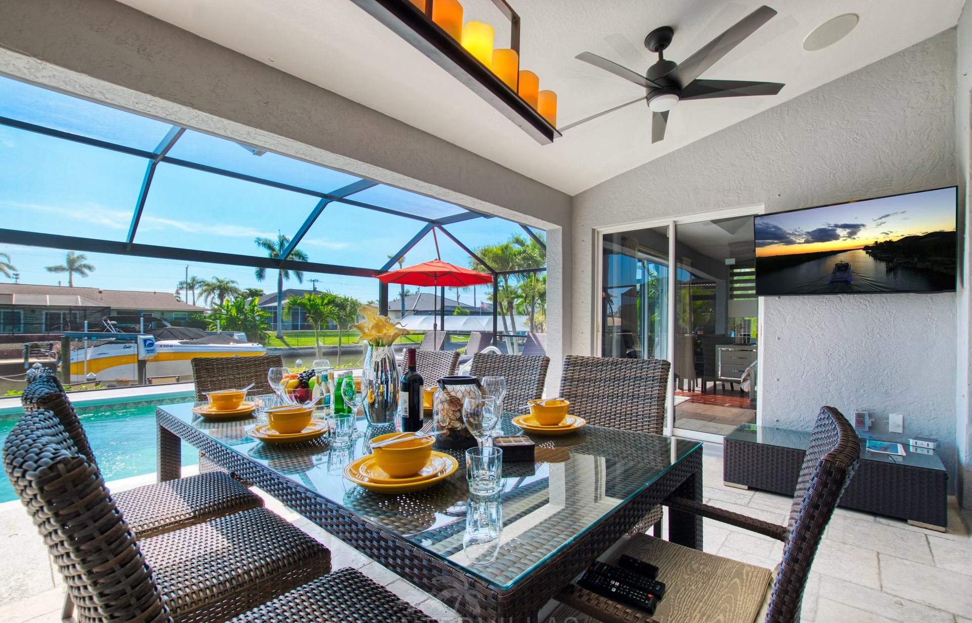 Beheizter Pool mit Liegen und Blick auf den Kanal.