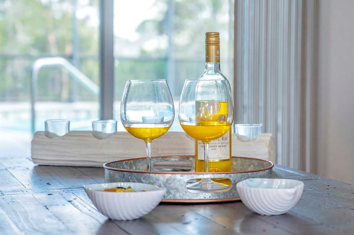 Beheizter Salzwasser-Pool mit Sonnenliegen und Terrasse im privaten Garten.