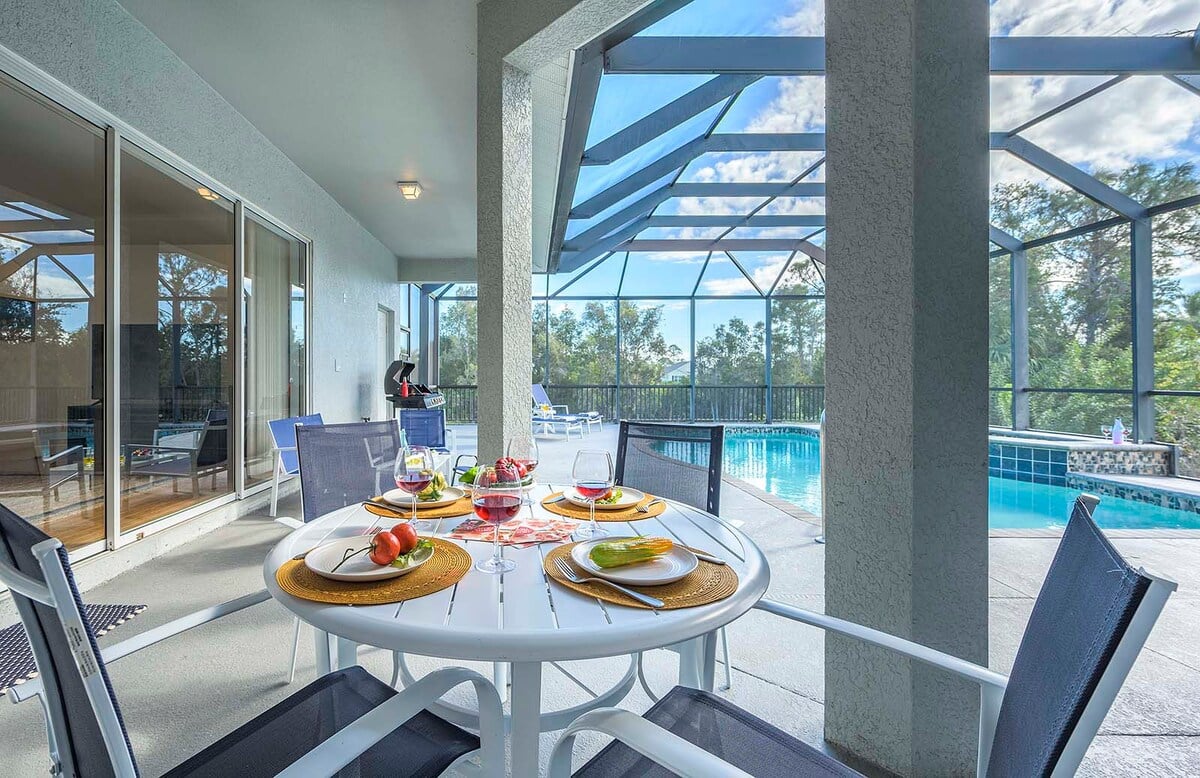 Beheizter Salzwasser-Pool mit Sonnenliegen und Lanai-Terrasse.