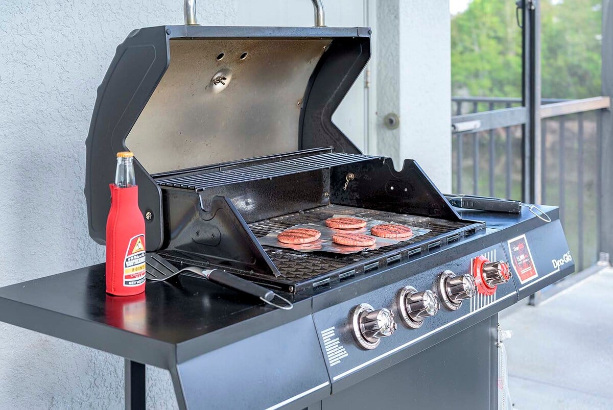 Privater Gartenbereich mit Sonnenliegen und Lounge-Möbeln.