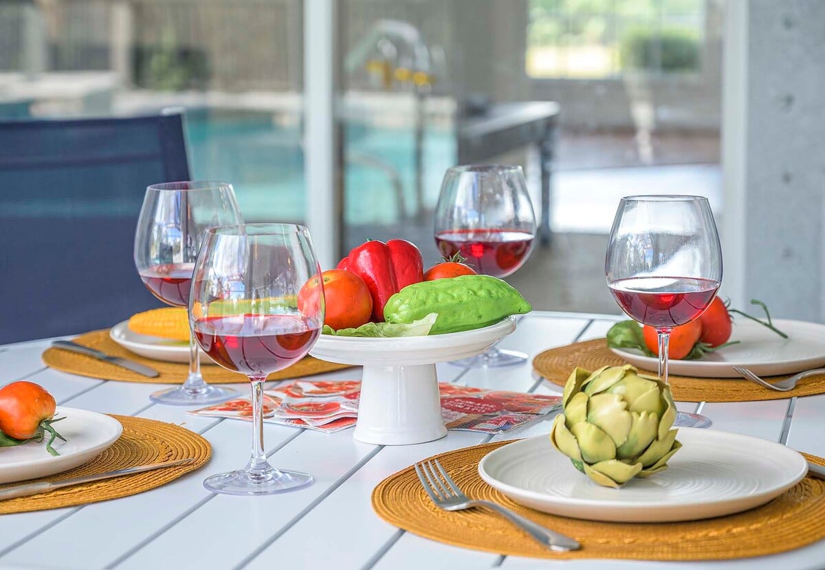 Privater Gartenbereich mit Sonnenliegen und Lounge-Möbeln.