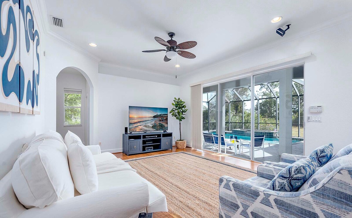 Beheizter Salzwasser-Pool mit Sonnenliegen und Terrasse.