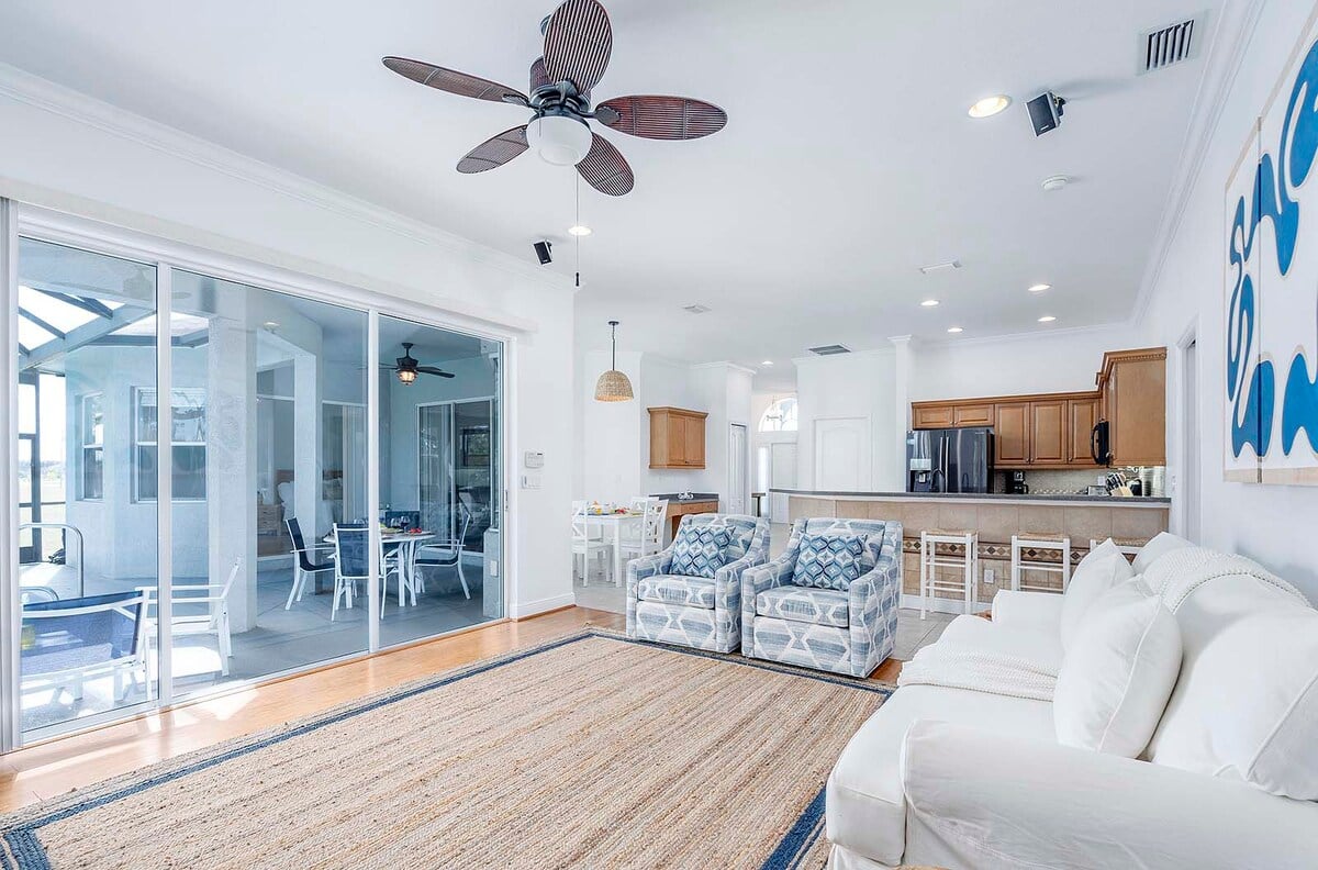 Privater Gartenbereich mit Sonnenliegen und Lounge-Möbeln.