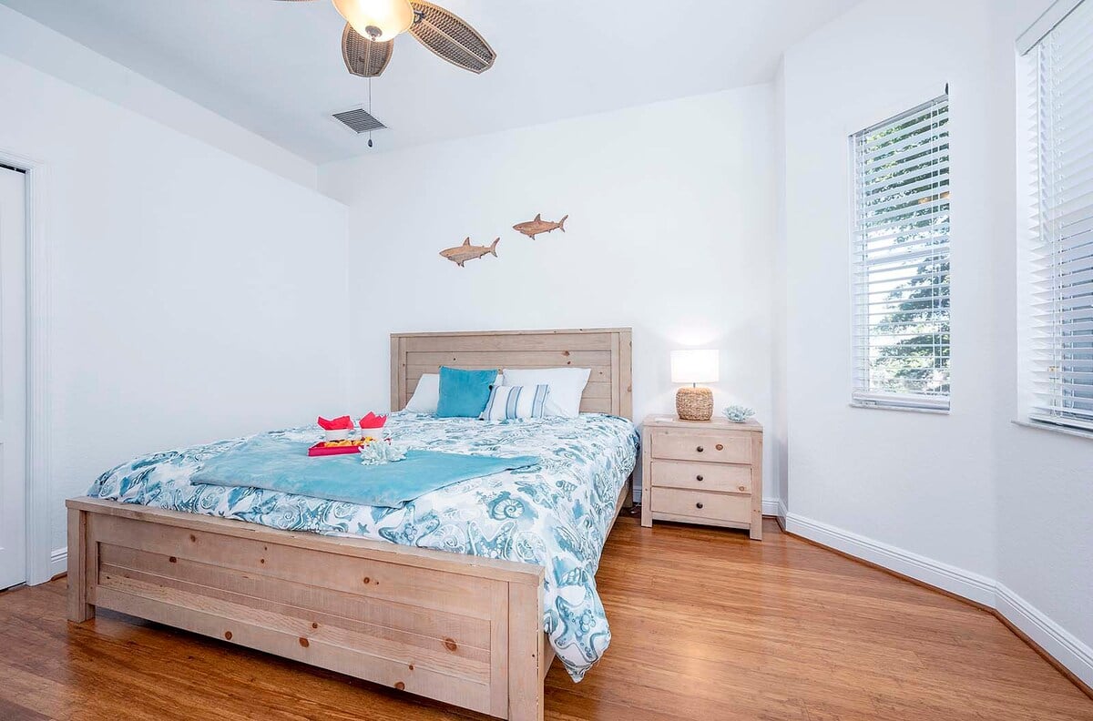 Beheizter Salzwasser-Pool mit Sonnenliegen und Terrasse.