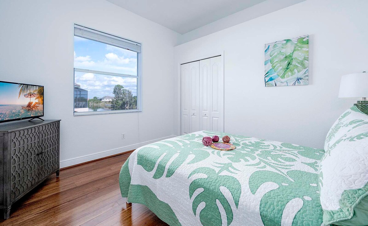 Beheizter Salzwasser-Pool mit Sonnenliegen und Terrasse im privaten Garten.