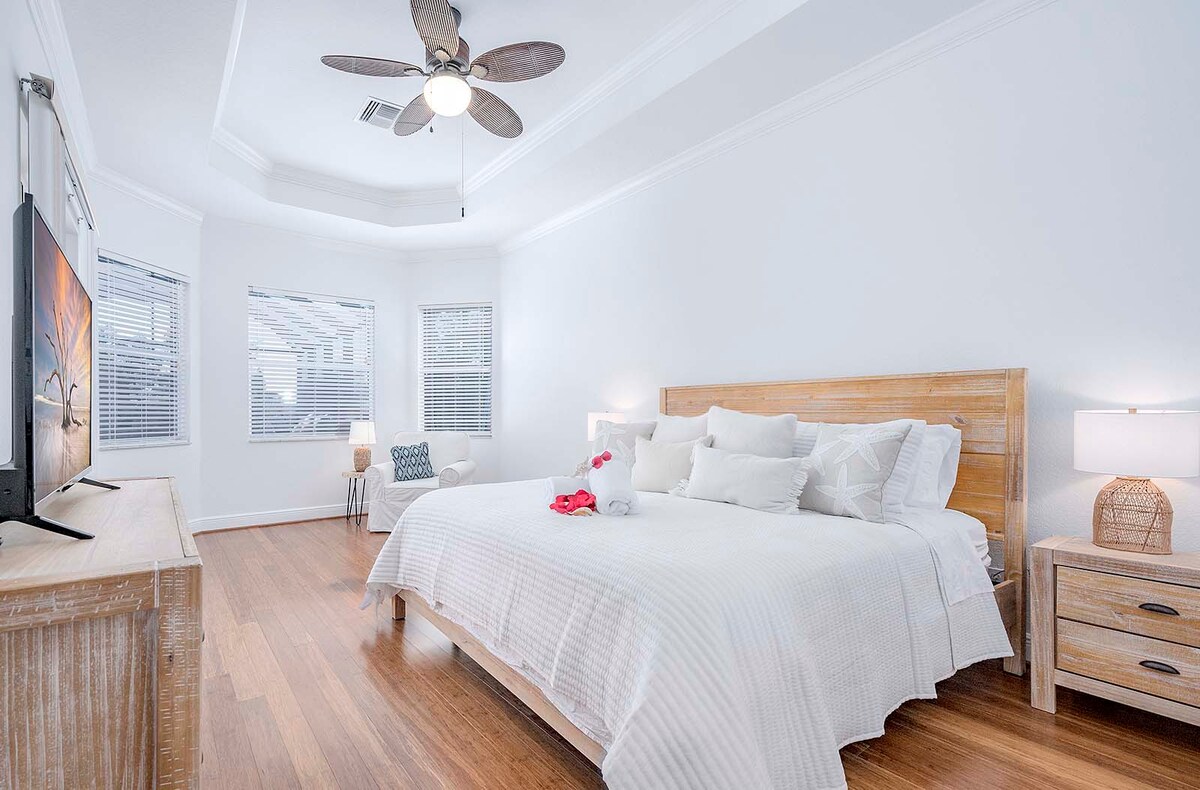 Privater Garten mit Sonnenliegen und Lounge-Bereich am Pool.