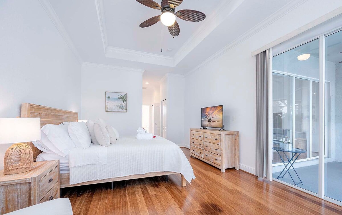 Beheizter Salzwasser-Pool mit Sonnenliegen und Terrasse im privaten Garten.