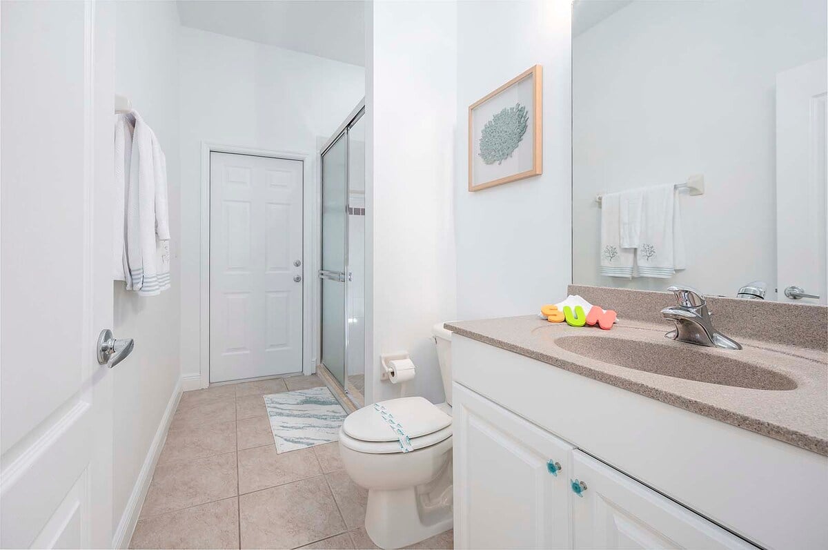 Privater Garten mit Sonnenliegen und Lounge-Bereich.