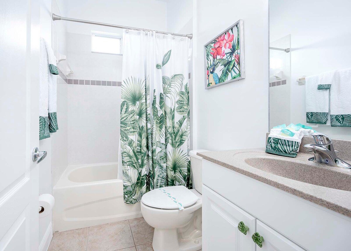 Beheizter Salzwasser-Pool mit Lanai, Sonnenliegen und privatem Gartenbereich.