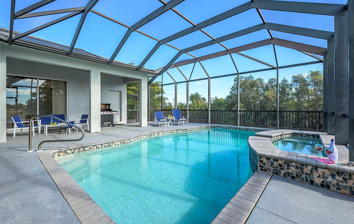 Beheizter Salzwasser-Pool mit Sonnenliegen und privatem Gartenbereich.