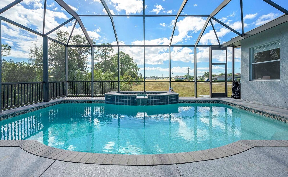 Privater Garten mit Sonnenliegen und Lounge-Bereich.