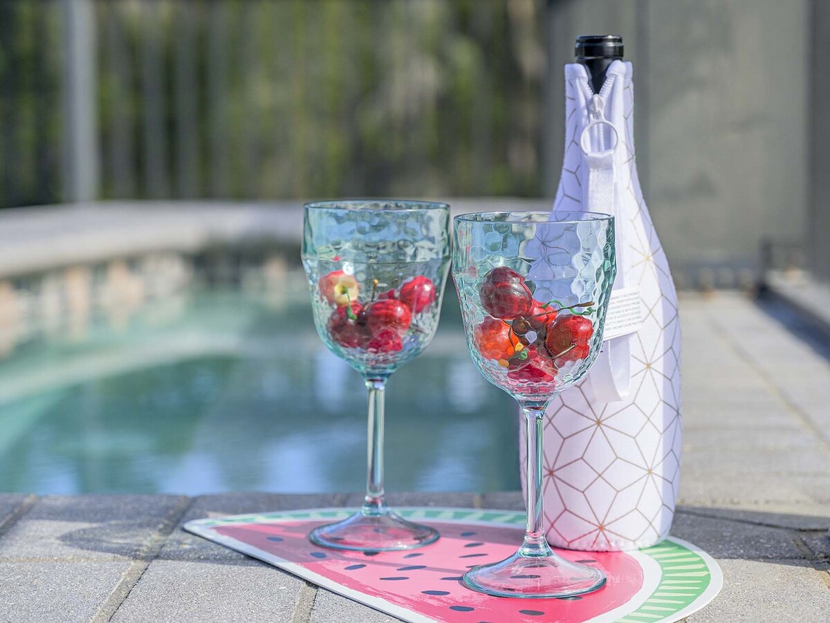 Privater Gartenbereich mit Sonnenliegen und Lounge-Möbeln am Pool.