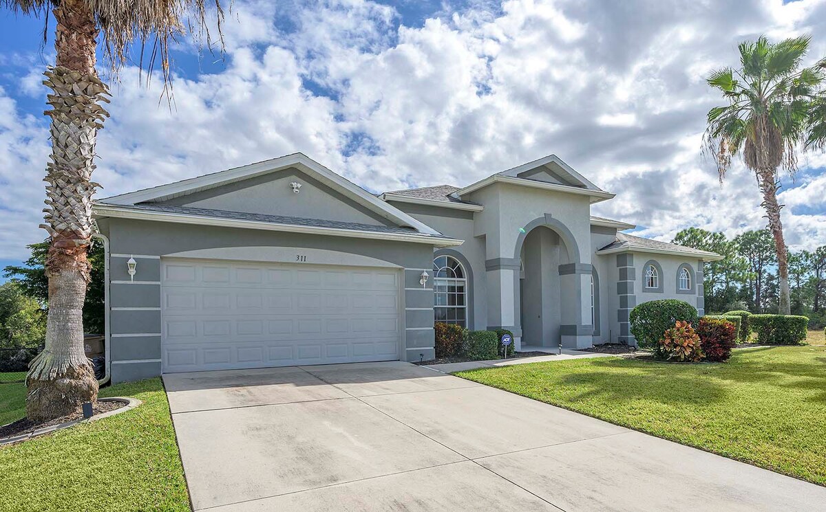 Beheizter Salzwasser-Pool mit Sonnenliegen und Terrasse.