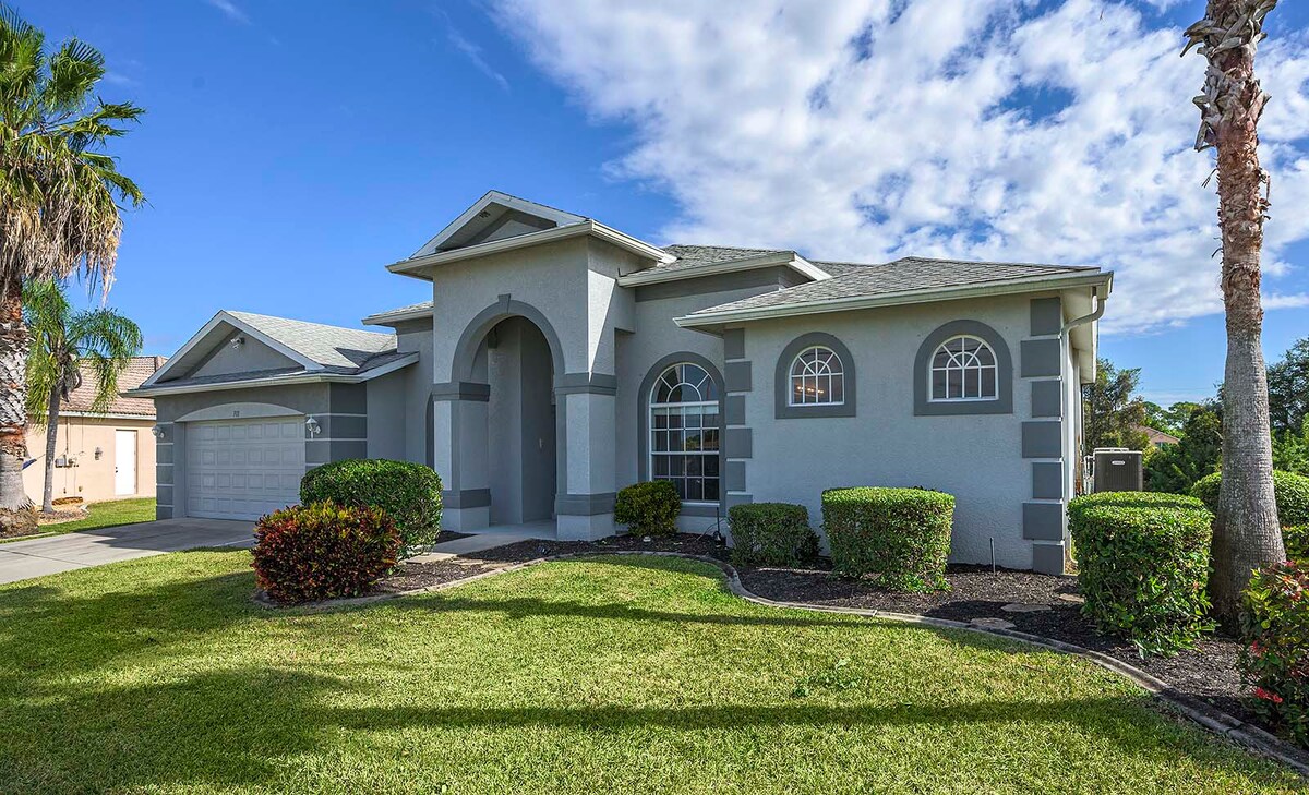 Privater Garten mit Sonnenliegen und Lounge-Bereich am Pool.